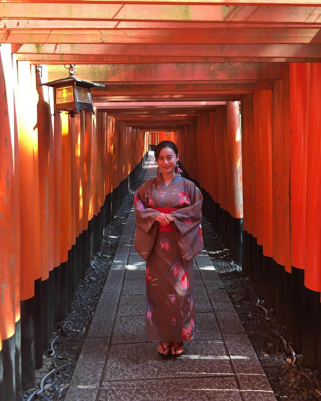 白鳥羽純さんのインスタグラム写真 - (白鳥羽純Instagram)「⛩ そびえ立ち連なる朱の鳥居 願い事が「通り」ますように•••🦊   #伏見稲荷大社 #千本鳥居 #京都伏見 #Fushimiinari #Kyotojapan #discoverjapan」9月4日 0時54分 - hasuminst