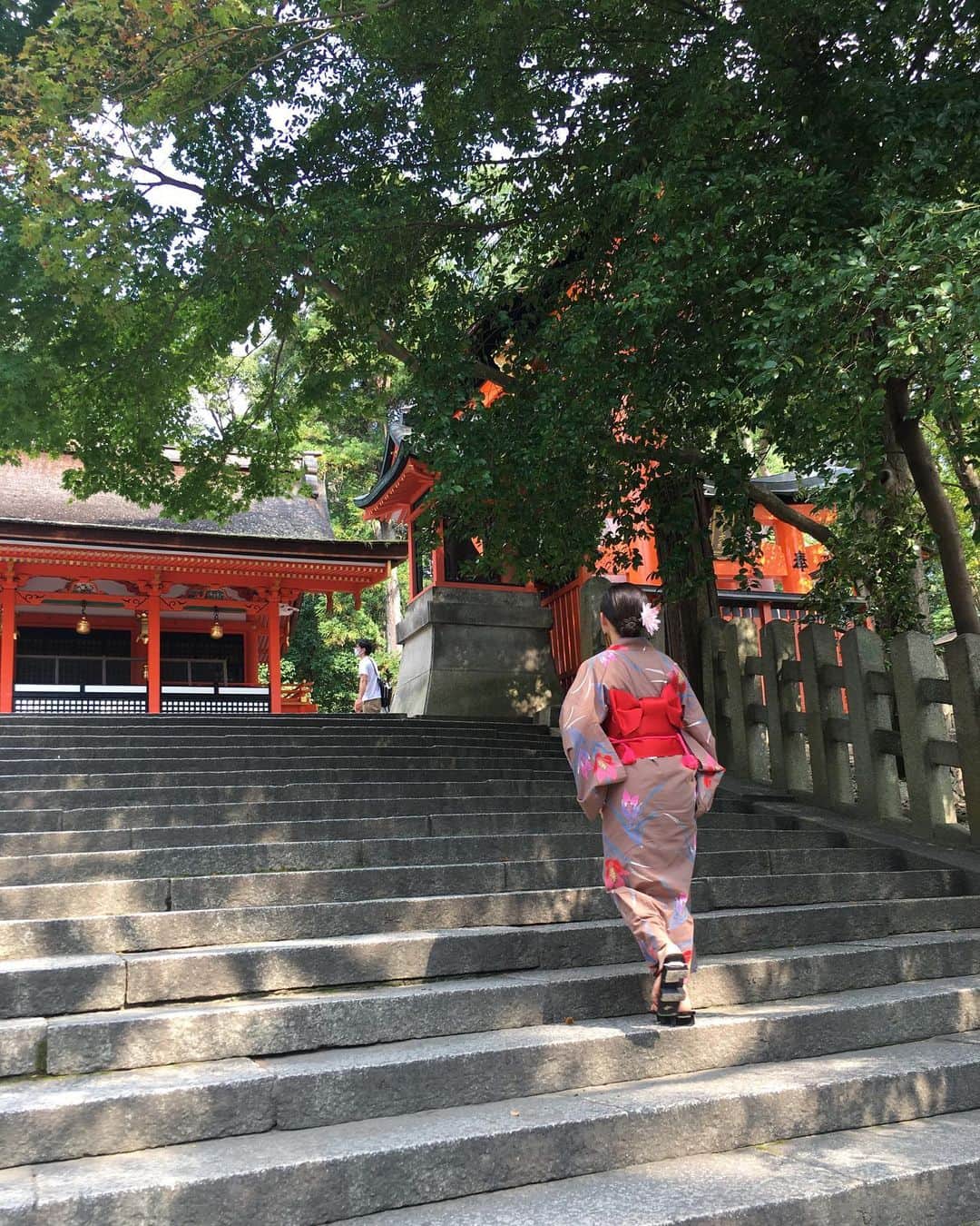 のインスタグラム：「⛩ そびえ立ち連なる朱の鳥居 願い事が「通り」ますように•••🦊   #伏見稲荷大社 #千本鳥居 #京都伏見 #Fushimiinari #Kyotojapan #discoverjapan」