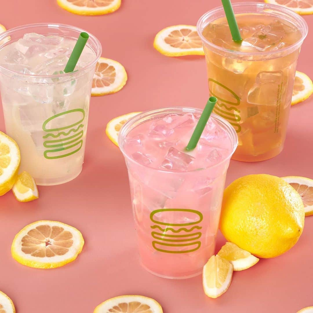 SHAKE SHACKさんのインスタグラム写真 - (SHAKE SHACKInstagram)「Squeezing the most out of the last few days of summer with Shack-made Pink Lemonade 🍋 #shakeshack」9月4日 0時49分 - shakeshack