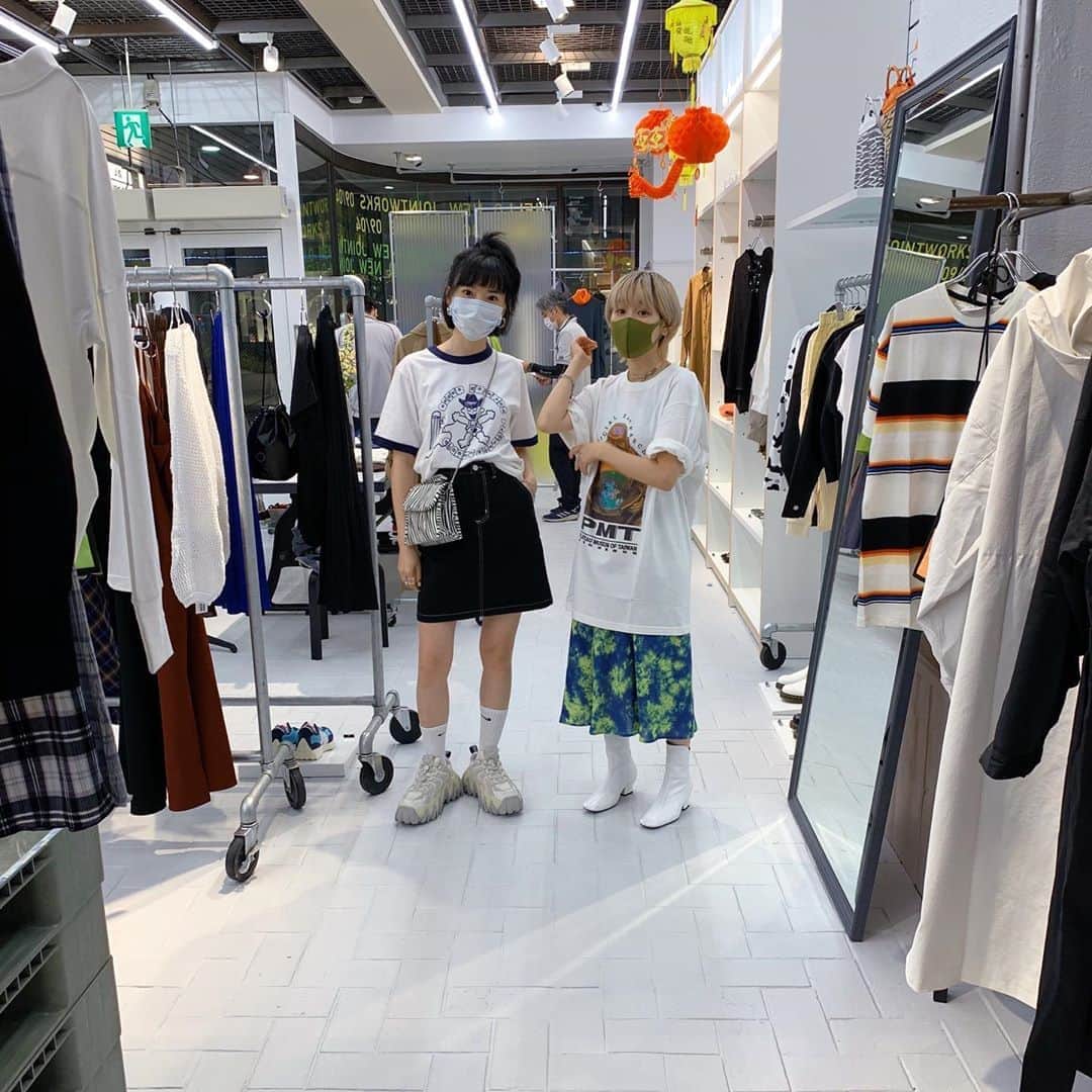 松㟢翔平のインスタグラム：「這兩件踢恤是Jerry Chien @jierichien 設計的，他覺得如果他的品牌PLATEAU STUDIO @plateau_studio 要開一間在台灣的博物館，那這兩款設計會被擺在博物館大廳的紀念品店。兩位JOINT WORKS @jointworks.jp 的店員著用，是我幫他們搭配的造型。靈感來源是常去位於台北市大安區名為FINAL @final_taipei 的夜店的女性。﻿ ﻿ @plateau_studio のジェリー・チエン @jierichien に作ってもらったTシャツ。もし彼のブランド「PLATEAU STUDIO」が博物館を開いたら、ロビーのお土産コーナーには一体どんなお土産Tシャツを置くだろうか、というお題だけ押しつけて……。 早速、お店 @joinworks.jp の二人に着てもらったらすごく良かった！スタイリングは、台北・大安にある「FINAL」というナイトクラブに足繁く通う台湾の女の子たちをイメージしてやってみました。﻿ ﻿ The tee shirt designed by Jerry Chien @jierichien was inspired by the idea of what kind of souvenir tee shirts would be in the souvenir section in the lobby if his brand, PLATEAU STUDIO @plateau_studio , were to open a museum of Taiwan. Two staff of the JOINT WORKS @jointworks.jp in tee shirts. Styling by me, the concept is a Taiwanese girl who frequently goes to a nightclub called "FINAL" @final_taipei in Daan, Taipei.」