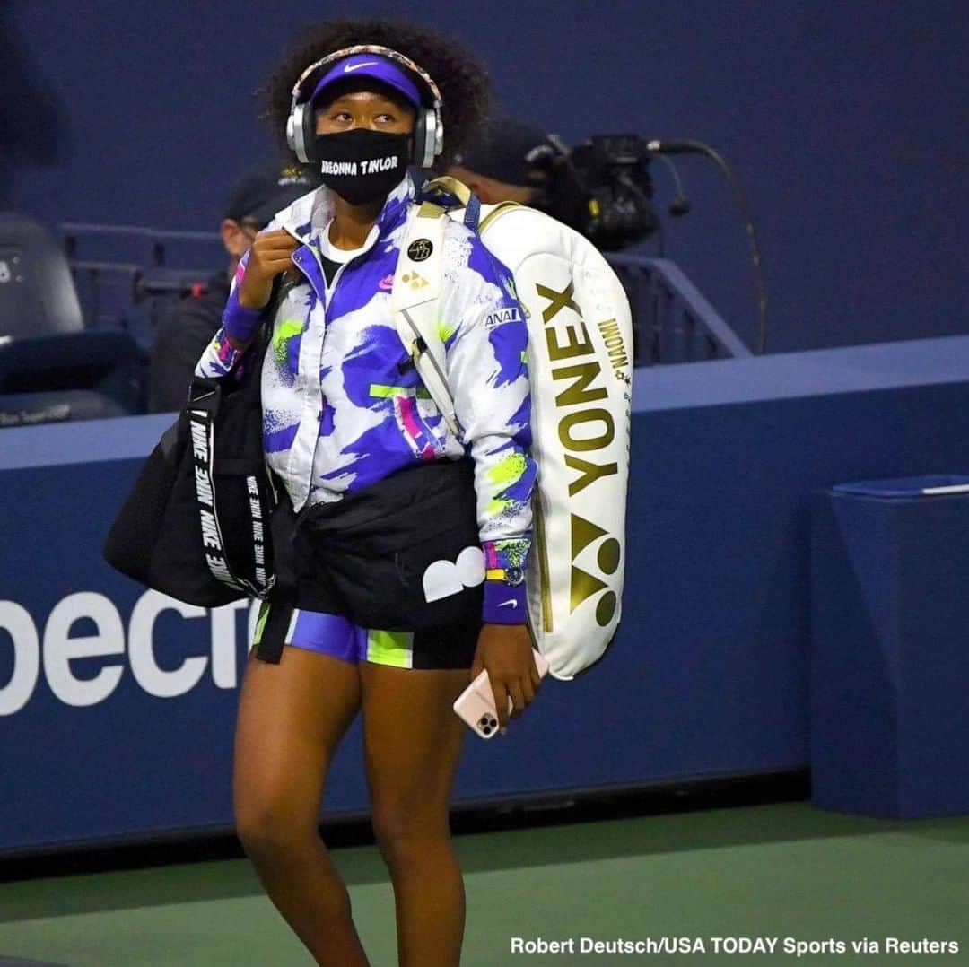 ABC Newsさんのインスタグラム写真 - (ABC NewsInstagram)「Tennis star Naomi Osaka donned a face mask with the name of Breonna Taylor, the 26-year-old Black woman who was shot and killed by Louisville police officers in March, at her debut match Monday night at the U.S. Open. On Day Three, she wore a mask with the name Elijah McClain, a 23-year-old Black man officers stopped on the street and put into a chokehold. #naomiosaka #elijahmcclain #tennis #usopen #blacklivesmatter #racialjustice」9月4日 1時03分 - abcnews