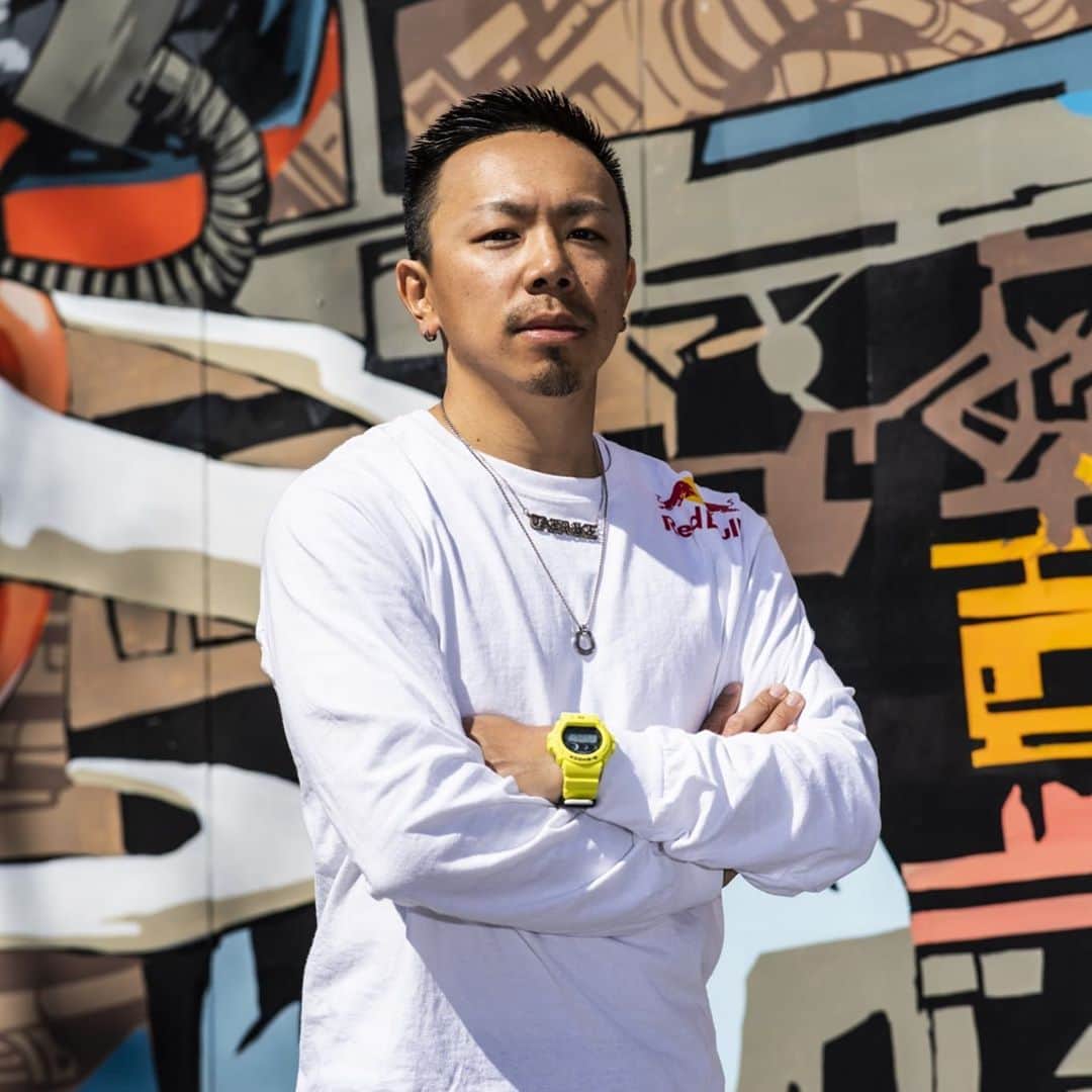 野中泰輔のインスタグラム：「もう9月になりましたね！！ 今年は本当に大変な年だな！！ でも節目の年でもあるんだよな！！ 8月で30歳になり、そしてレッドブルと契約して今年で10年目！！！ 要するにBBOY界にスポンサーがついて10年目って事です！！！ これまで色んな仲間に出会い、そして色んな企業とも出会い、そして色んな人を繋ぎ、良いことも悪いことも両方経験したけど今がある！！ 今があるのは自分で野望を常にもって同世代のスポーツ選手の人間達をライバルだと思い、自分一人で企画書やプロフィールなどを書面にして色んなところに足を運んだからです！！ マネージャー？ そんなの俺にはいない！！！ 自分が自分のことを一番分かってるから、自分で頑張って突っ走ったことが今に到る！！ そして今のBBOYシーンがある！！ 大きな事を言ってんじゃないよ！って思う人もいるでしょう…。 でも俺がやってきた事は事実だし、歴史にちゃんと残ってますよ！！  だからこそこれからも俺は自分の考えを主張するし攻めますよ！！！ 見とけよ😏  お楽しみに✌️  #bboytaisuke #redbull #ozracing #g_shock」