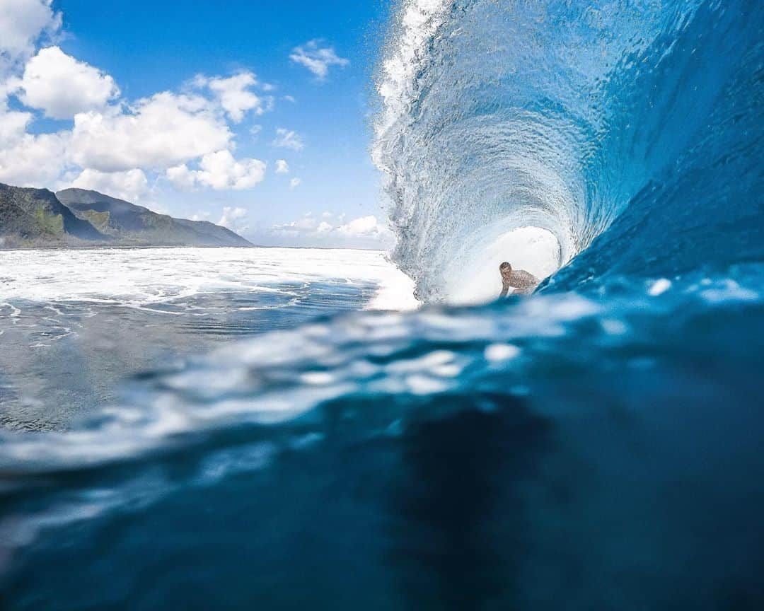 goproさんのインスタグラム写真 - (goproInstagram)「Photo of the Day: Front row seat in French Polynesia 🌊 #GoProFamily member @bibby_pics ⠀⠀⠀⠀⠀⠀⠀⠀⠀ @GoProFR #GoProFR #GoProSurf #Teahupoo #Surfing #OverUnder」9月4日 1時01分 - gopro