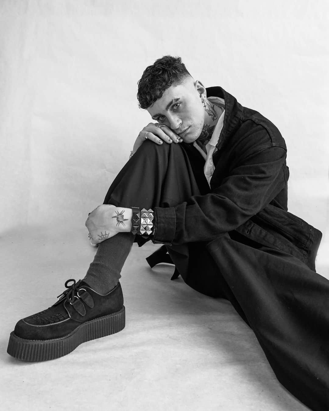 アンダーグラウンドのインスタグラム：「Jimmy wears the Original Wulfrun Creeper- this is the double sole version in black suede and in stock from a size 2 up to a size 12. Algender and we have it covered.⁠ ⁠ Available from our online store and from selected global stockists⁠ ⁠ ⁠ ⁠ #UndergroundEngland #UndergroundShoes #UndergroundCreeper #WulfrunCreeper #Creepers #Underground #Wulfrun #OriginalCreeper #algender」