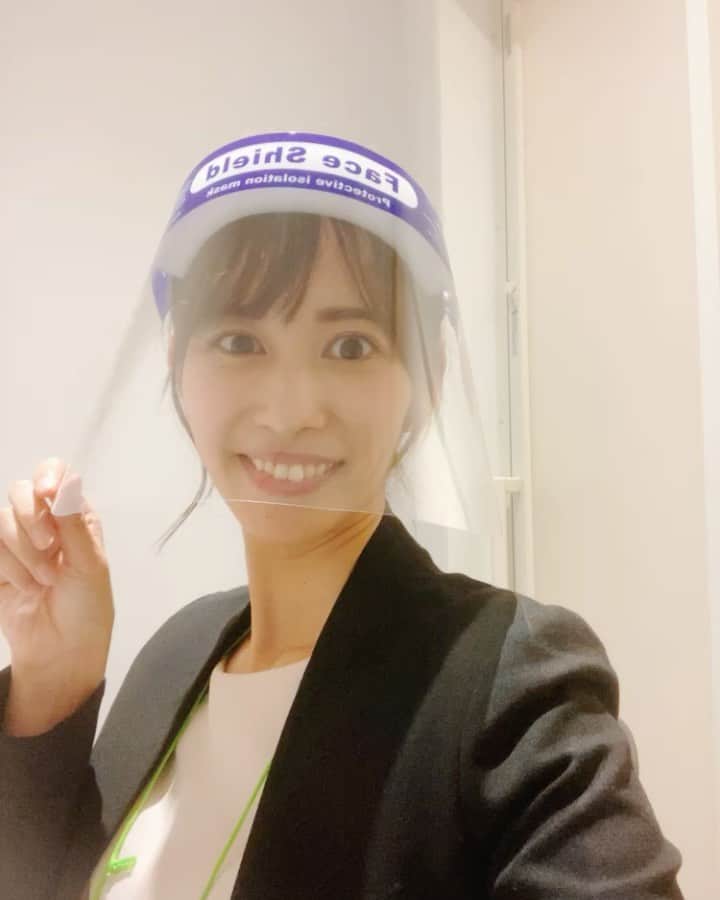 佐藤千晶のインスタグラム：「先日、フェイスシールド姿で 初MCしました😊  #MC #佐藤千晶 #フェイスシールド」