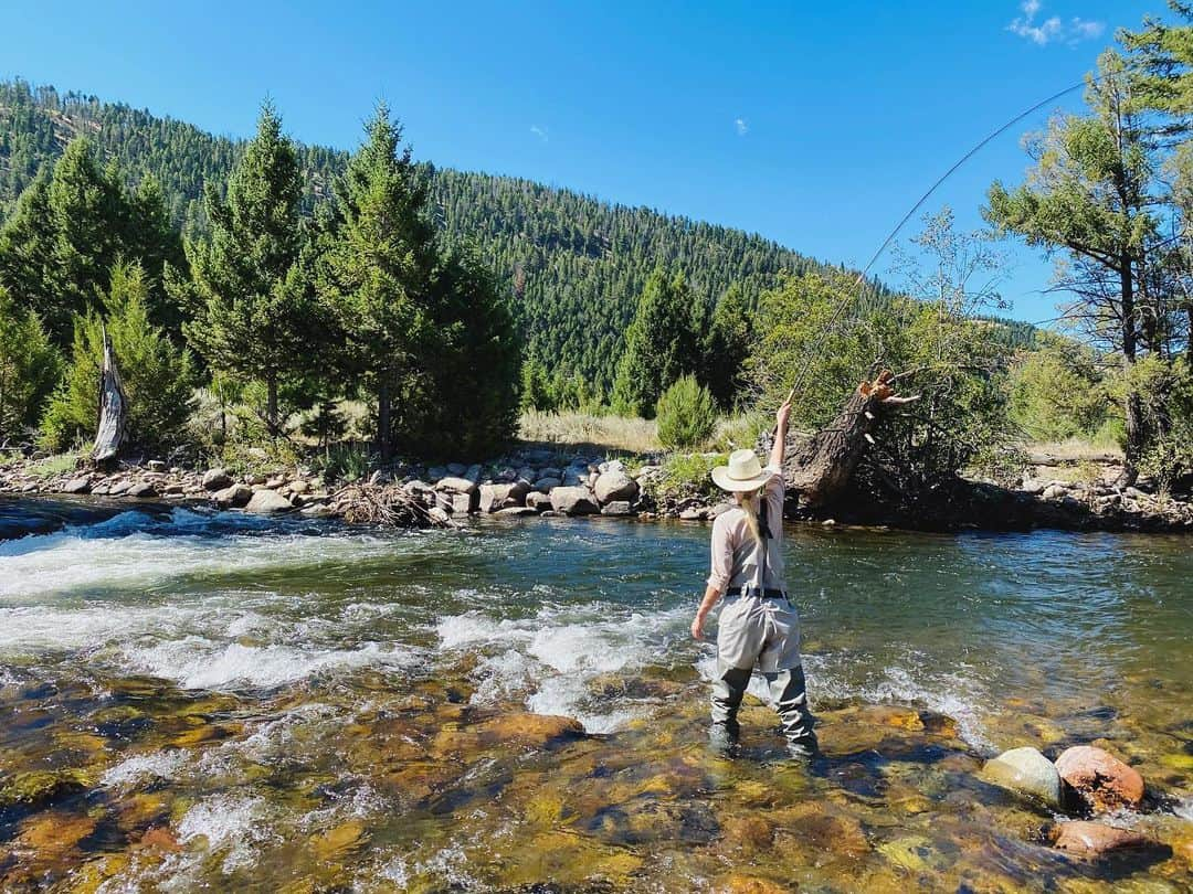 ケイト・ボスワースさんのインスタグラム写真 - (ケイト・ボスワースInstagram)「First time fly fishing ... biggest catch of the day!!! 🎣 . (@theranchatrockcreek has a Blue Ribbon River 🥇the fishing is truly world class)! . Ps, we throw them all back, in case you are worried about the fishies like I know my mom will be haha 💙」9月4日 1時19分 - katebosworth