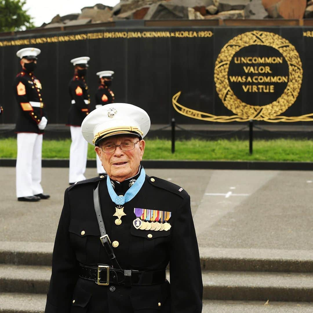 アメリカ海兵隊さんのインスタグラム写真 - (アメリカ海兵隊Instagram)「Honor  Hershel W. “Woody” Williams, the last living Medal of Honor recipient from the Battle of Iwo Jima and retired Marine Chief Warrant Officer 4, poses for a photo before the start of a Sunset Parade at the Marine Corps War Memorial, Arlington, Va., on Wednesday.  At age 100, retired Col. Louis J. Schott, who fought in the battles of New Britain, Peleliu and Okinawa, was the guest of honor for the Sunset Parade – the only one this year. (U.S. Marine Corps photo by Sgt. Jason Kolela)  #USMC #Marines #Military #MedalOfHonor」9月4日 1時27分 - marines