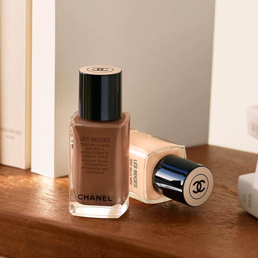 のインスタグラム：「LES BEIGES. New HEALTHY GLOW FOUNDATION HYDRATION AND LONGWEAR. An imperceptible texture for a natural and luminous result. Hydrates and protects. Longwear. Available in 35 shades.  #LesBeiges #HealthyGlow #CHANELMakeup」