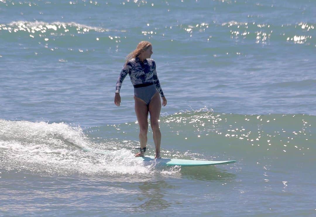 リンゼイ・ジャコベリスのインスタグラム：「Cruisin’ through the week longboard style 😛」