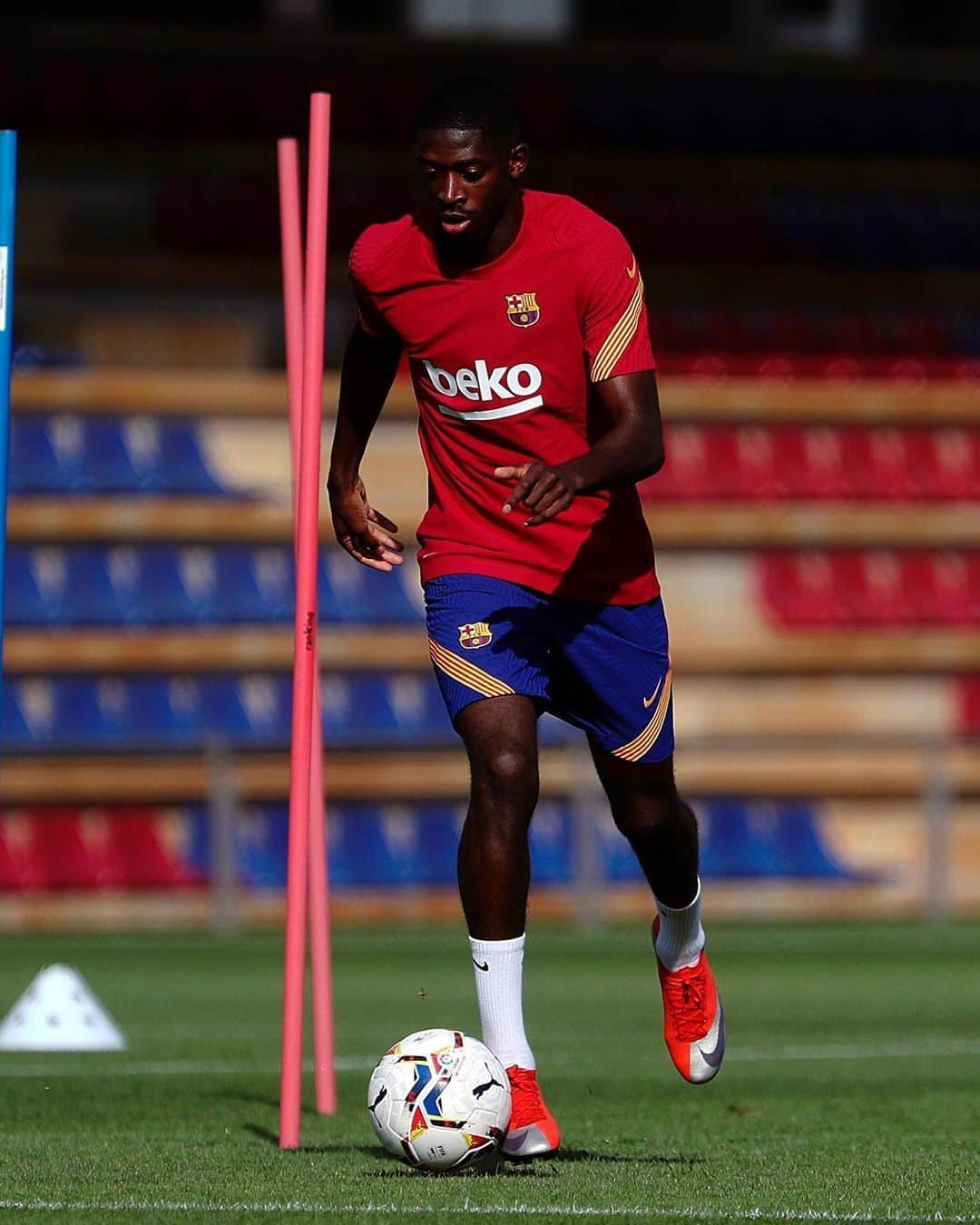 LFPさんのインスタグラム写真 - (LFPInstagram)「GO, GO, GO! 👀🦟💨  #Dembele #Barça #LaLigaSantander #LaLiga #ViveLaLigaSantander」9月4日 1時34分 - laliga