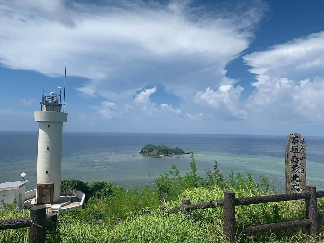 Laraのインスタグラム：「🗺 .  #石垣島最北端 #石垣島の定番 #石垣島観光  #青い海と空最高 #もはや透明 #平久保崎灯台」