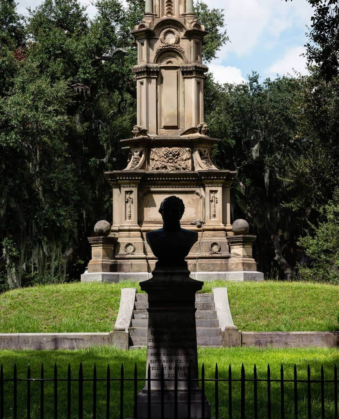 のインスタグラム：「Photo by Kris Graves @themaniwasnt I Forsyth Park, Savannah, Georgia. At the center of the park you find a trio of Confederate sculptures. Two busts of Civil War generals and a larger, more-imposing monument. The silhouette is a bust of General Lafayette McLaws. To view more of my work, please visit @themaniwasnt and @kgpnyc」