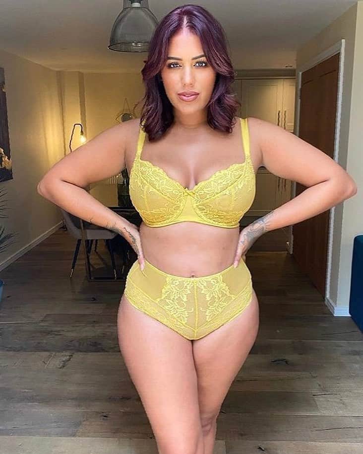 Nextさんのインスタグラム写真 - (NextInstagram)「Feeling yellow 💛✨ Super chic AND comfy - our DD+ lingerie answers all our underwear prayers! 🙌 @missmalinsara Tap to shop 🔎 Bra: 946417 Knickers: 977370」9月4日 1時46分 - nextofficial
