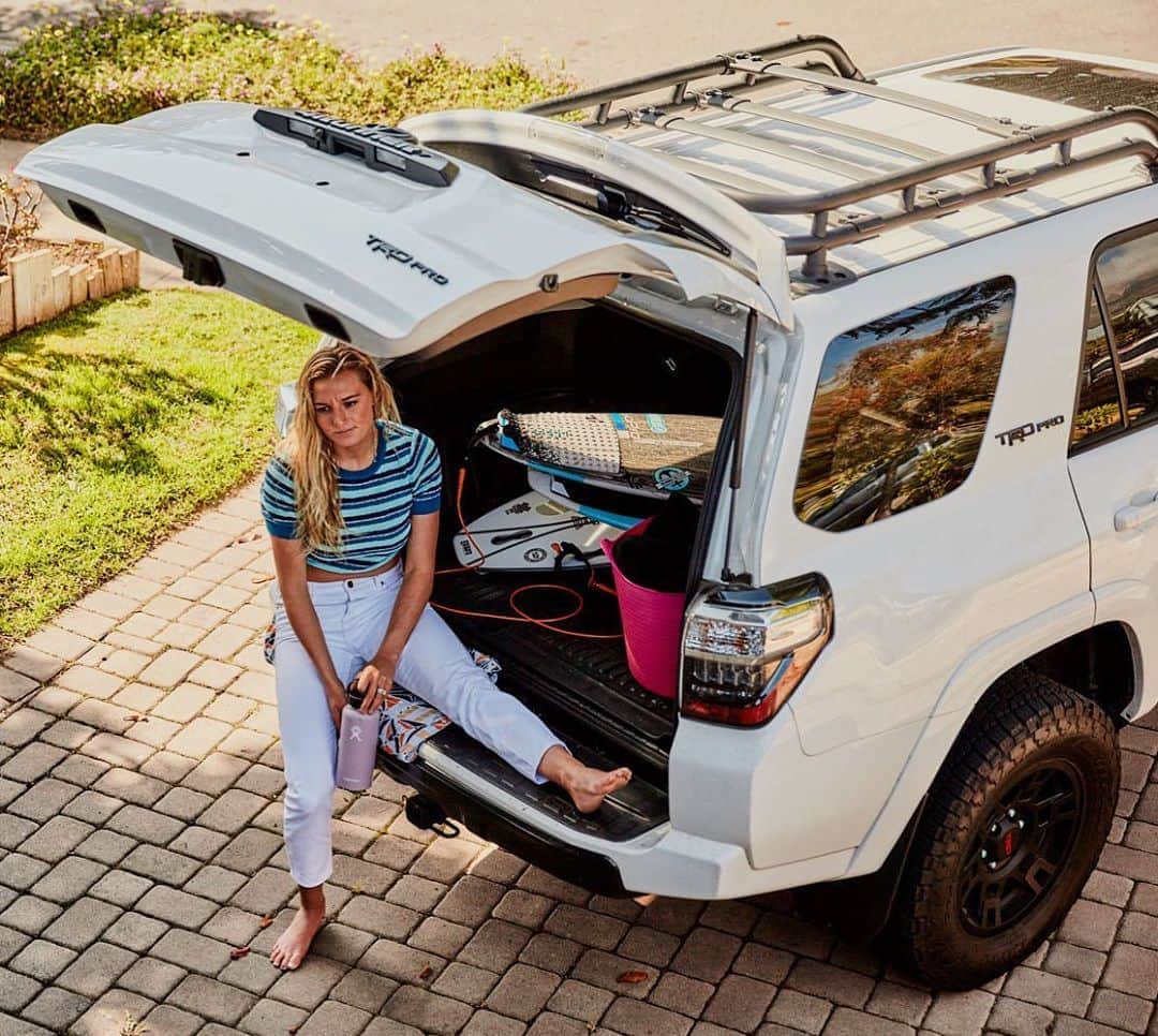 レイキー・ピーターソンのインスタグラム：「Never a dull moment with my @teamtoyota #4runner loaded up and ready for fun day. 🌞🙌🏼 photo- @williekessel」
