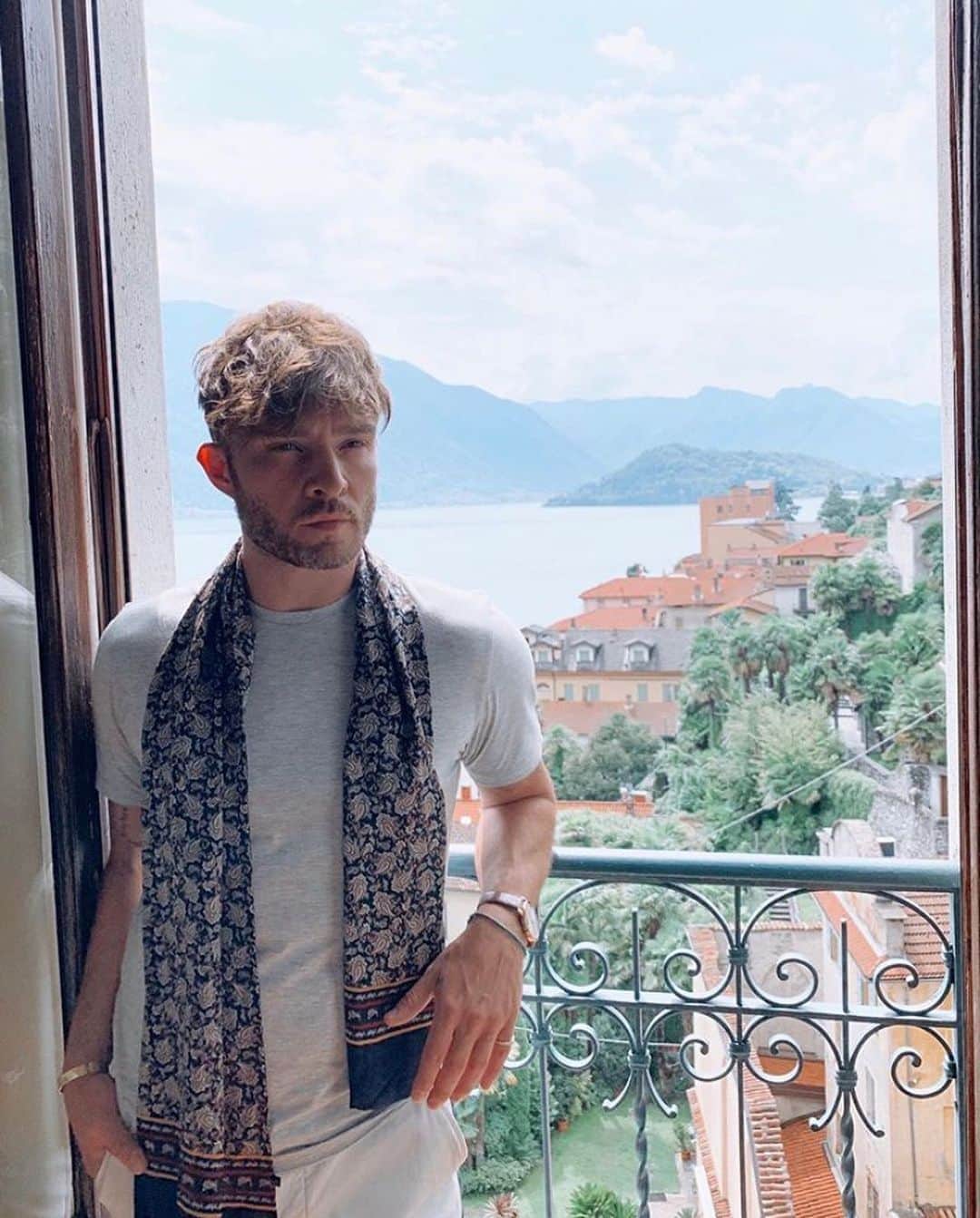 Blonde Saladさんのインスタグラム写真 - (Blonde SaladInstagram)「GREETINGS FROM COMO⛵️  Who is the girl @edwestwick is spending his Italian holidays with? LINK IN BIO to check it out!🔥 #theblondesalad #edwestwick #italy #couplegoals」9月4日 1時43分 - theblondesalad