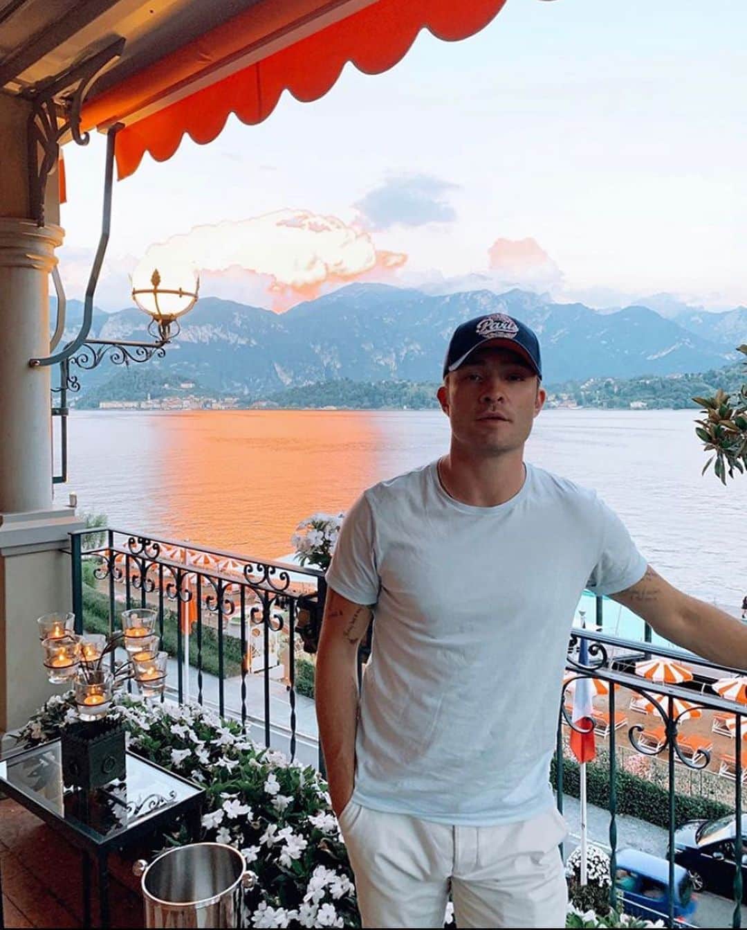 Blonde Saladさんのインスタグラム写真 - (Blonde SaladInstagram)「GREETINGS FROM COMO⛵️  Who is the girl @edwestwick is spending his Italian holidays with? LINK IN BIO to check it out!🔥 #theblondesalad #edwestwick #italy #couplegoals」9月4日 1時43分 - theblondesalad