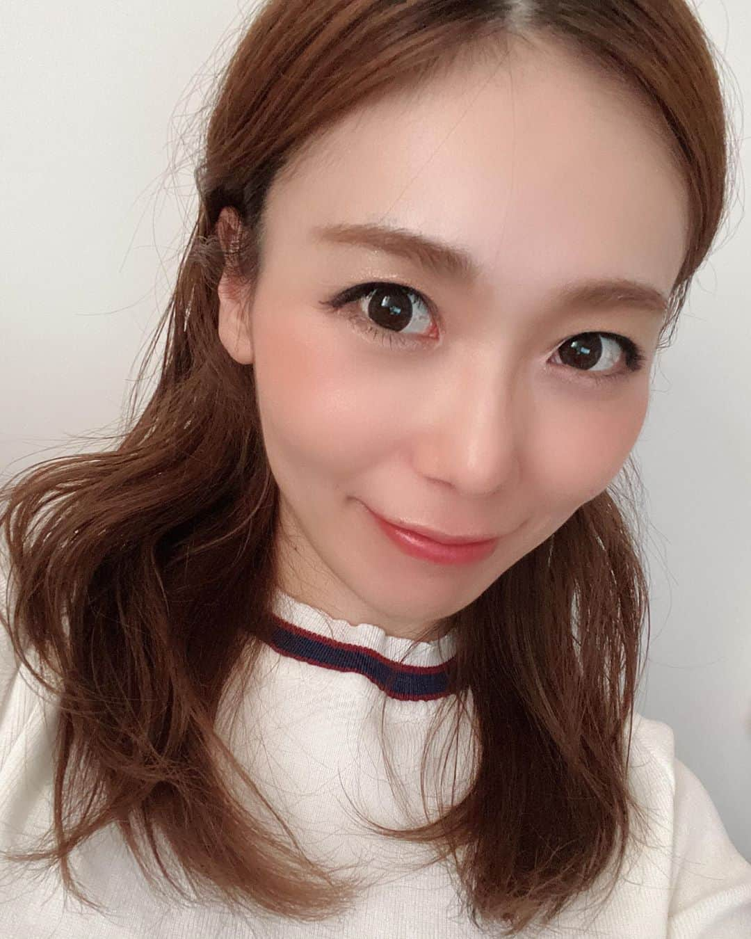 築山可奈のインスタグラム：「最近韓国っぽいメイクにハマってる😝❣️ ポイントは眉毛長め、インライン👀 チークも横に長め👍✨ 横に横に広げる感じ‼️ TWICEみたいになりたい← #韓国ドラマ #韓国コスメ大好き #オルチャンメイク #オルチャンヘア #オルチャンファッション #dholic」