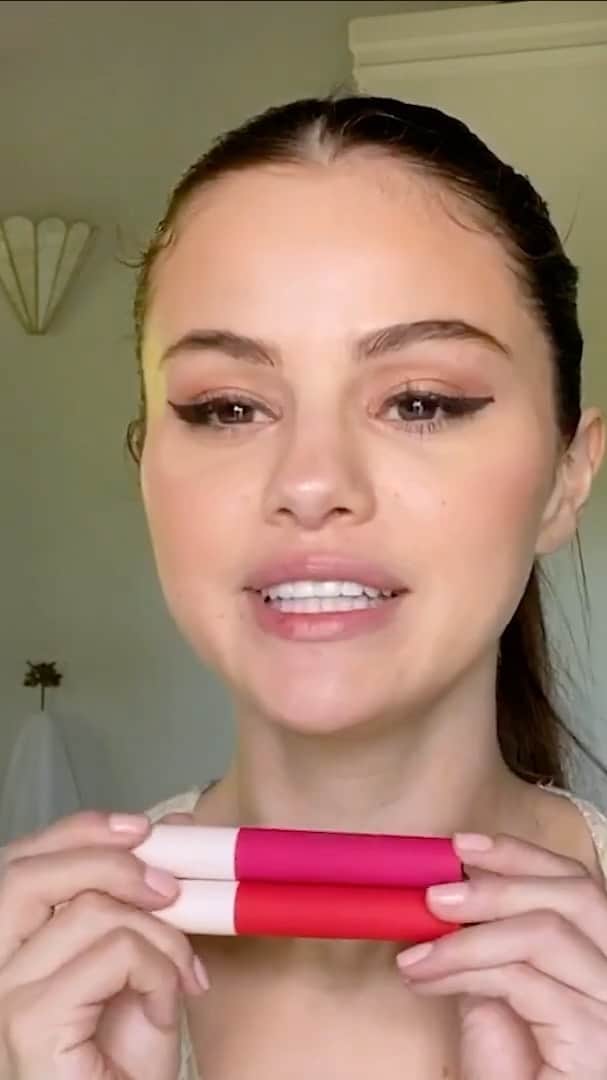 Always With Selenaのインスタグラム：「Selena doing a perfect makeup using @rarebeauty ‘s products」