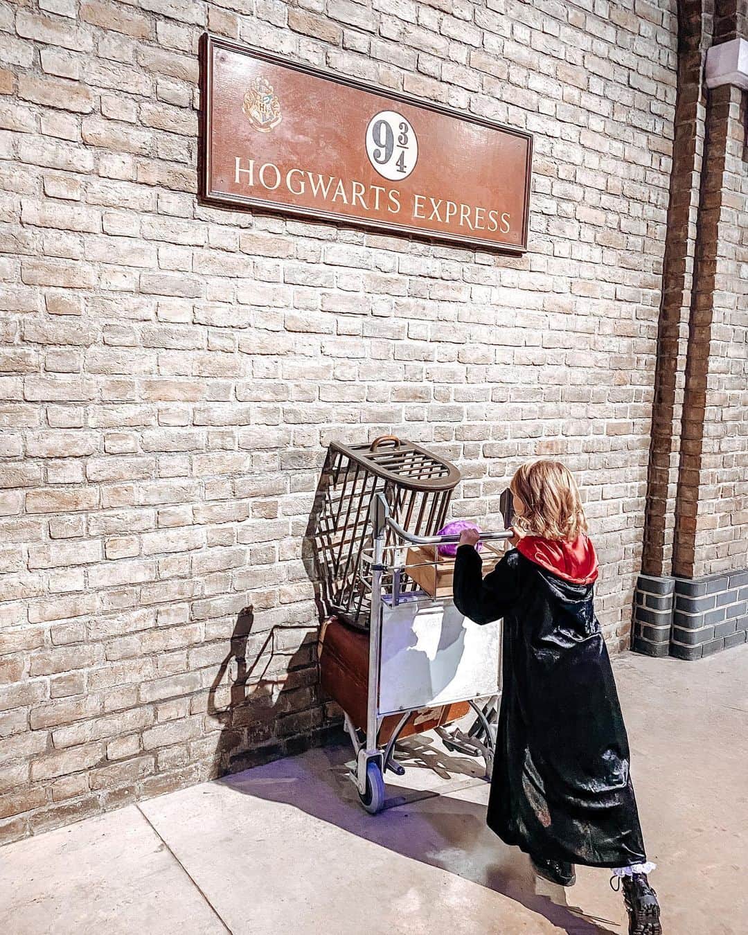ルイーズ・ペントランドさんのインスタグラム写真 - (ルイーズ・ペントランドInstagram)「⚡️Have you read the Harry Potter books or are you just a films person? We’re both- we’re super keen haha! The @wbtourlondon is open again and we were SO excited to visit again, it’s such a happy place for us. (Tickets were given complimentary so ‘ad gift’). . I think they’ve set it up really well for our #NewNormal 🦠world. Touch point activities are either sanitised or they are now sensor activated, there are clear ways for you to walk to avoid clashing, you are seated in the backlot cafe rather than wandering round for a table and there are sensor activated hand sanitiser stations dotted EVERYWHERE. I love the ones where you don’t have to touch the pump! I really didn’t feel like we missed anything with the new restrictions. . Darcy and I really loved all the new things to see (#Slytherin Common Room!!) and it was Dad’s first visit so he just thought it was all amazing! We had such a great tour guide (hai Pippy!) who had all the answers to Darcy’s many questions!☺️ . I just love it there, it’s so magical and cosy and lovely to be lost in a totally different world for a day. I hope they do something special for Christmas because I need another excuse to go back! Have you been? I feel so cosy just writing this caption haha! 💜Xxx . NB- I have been answering this in the comments but will put here for extra clarity- We do not agree with JK’s opinions or comments on the trans community. We would never want to cause upset or offence to any person of any community. We love the wizarding world and the magic and joy it brings to so many people. We feel it transcends its creator and belongs to the fans ⚡️🧡✨」9月4日 1時57分 - louisepentland