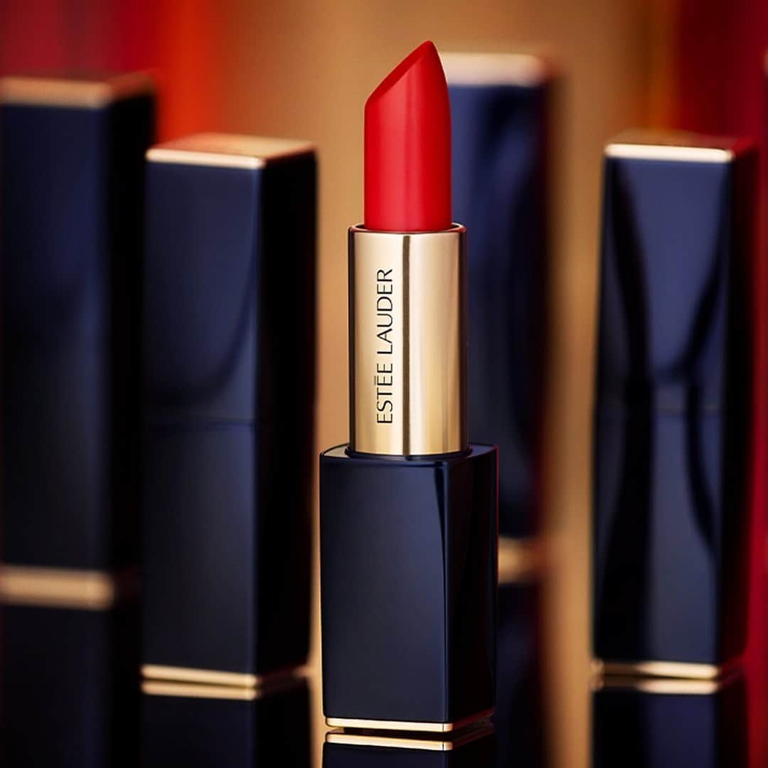 エスティローダーさんのインスタグラム写真 - (エスティローダーInstagram)「Warm. Inviting. Iconic. Seasonless. #PureColorEnvy Lipstick in Carnal 520: a red to rule them all. ♥️ #LipsToEnvy」9月4日 2時00分 - esteelauder
