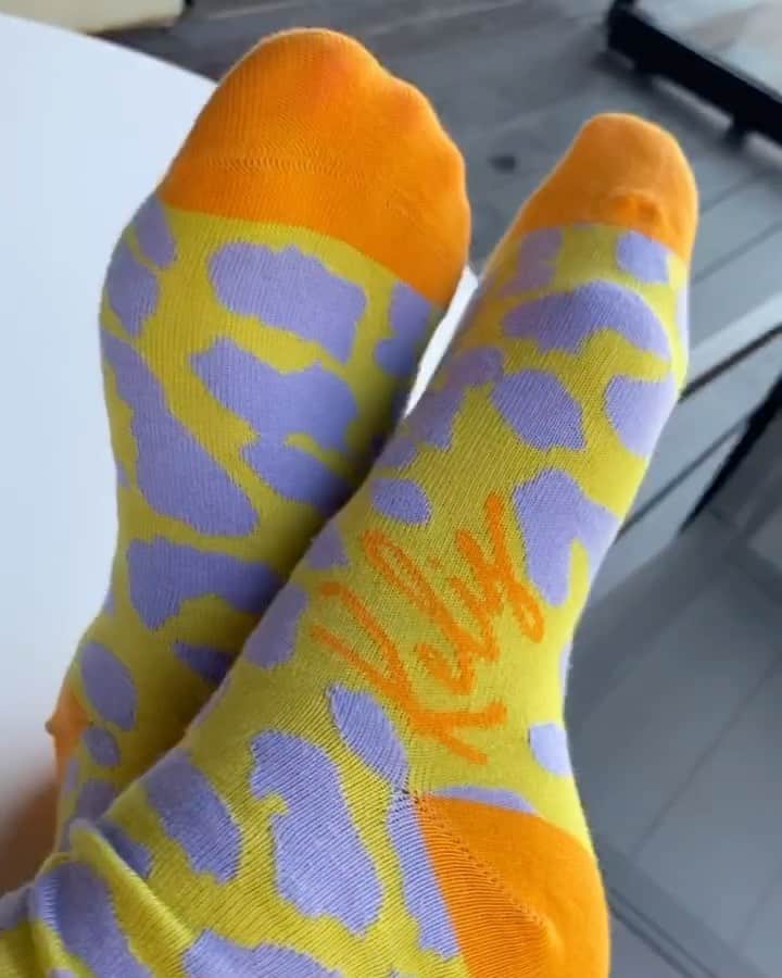 ケリスのインスタグラム：「When I tell you these are softest and coziest socks... believe me! And this new color is so cute too, so treat yourself to a pair or two 😘 Shop at link in bio!   Reminder: The rest of the store is 25% off and I’ll be picking 10 lucky people alongside my Gold Mine Box winners to join in on a cooking class with me!」