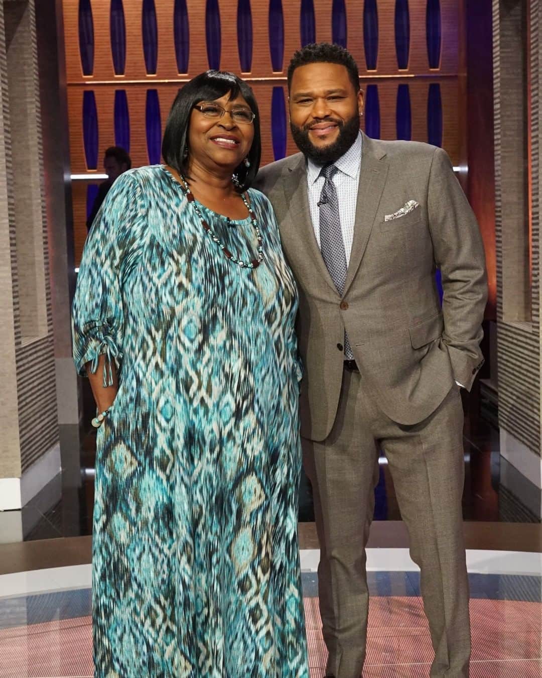 アメリカン・ブロードキャスティング・カンパニーのインスタグラム：「@anthonyanderson (and his Mama!) are ready for the #ToTellTheTruth two-episode season finale you won’t want to miss! Tune in TONIGHT starting at 9|8c on ABC!」