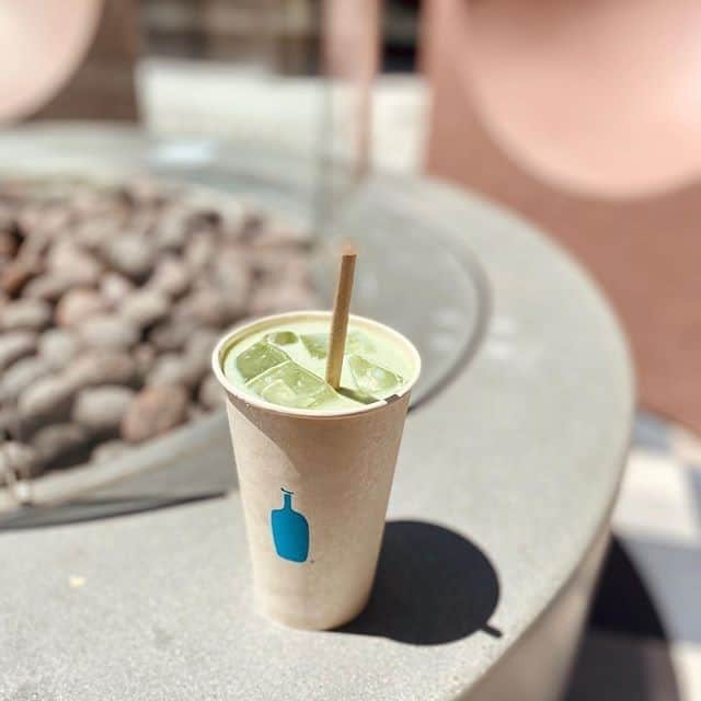 Blue Bottle Coffeeさんのインスタグラム写真 - (Blue Bottle CoffeeInstagram)「What iced matcha latte dreams are made of.  Our matcha lattes have an umami intensity that turns radiant in milk. Available hot and iced. 📸 @matcha_goddess」9月4日 2時01分 - bluebottle