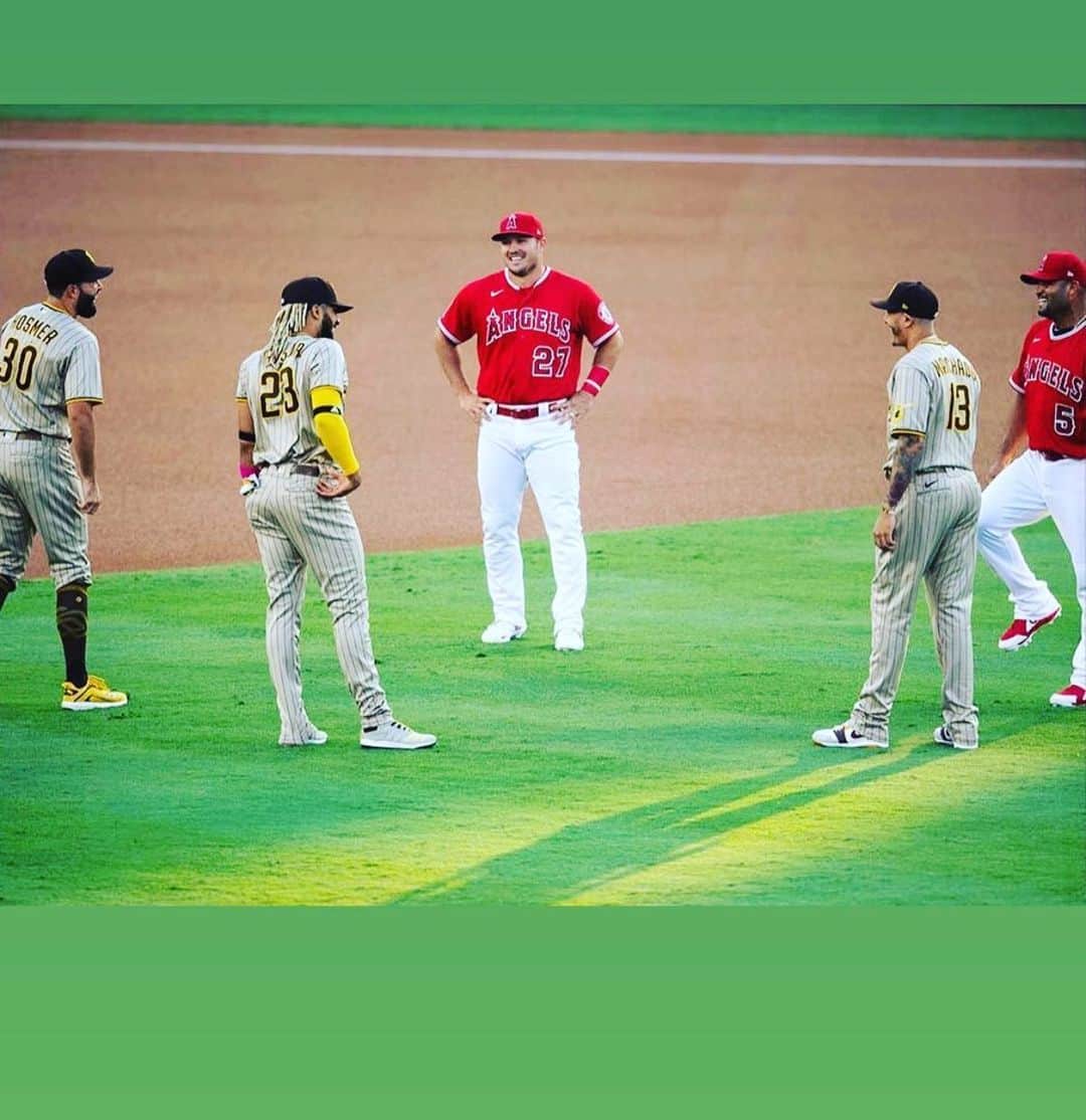 エリック・ホズマーのインスタグラム：「Goats and Hoz... super pumped to have snuck into this photo! Wow」