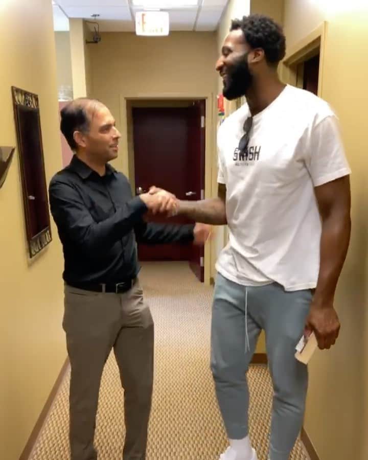 アンドレ・ドラモンドのインスタグラム：「Guys.... I got LASIK yesterday and it was LIFE CHANGING! Please go check out USeeMore.com or call 1-877-USeeMore for more info!! Can’t thank Dr. Khambati enough for making my eyesight BETTER than 20/20 (didn’t know that was possible 😂)!! Check my story for a swipe up, Twitter and even FB to follow them for more updates too!! 🦋🤍 #LakeLaserEyeCenter #DrKhambati」