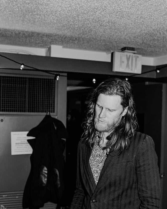 The Lumineersさんのインスタグラム写真 - (The LumineersInstagram)「@wesleyschultz releases first solo song “Bell Bottom Blues” NOW on @spotify! “Bell Bottom Blues” is one of the best songs i had never heard - somehow, probably because of how many incredible songs Clapton has on his resume, this one slipped through the cracks. But I heard it on a Friday, on a drive through the Catskill mountains, and recorded it the next day, feeling so moved by the power of it. This truly is one of those “Aha!” Moments where you realize you’re listening to something that cuts through all the noise - it’s a transcendent song and I was lucky to record it with the help of the incredible @davidOfBaron on keys and @simonefelicemusic producing. Check out the link on our story!   📷: @austinroa」9月4日 2時22分 - thelumineers