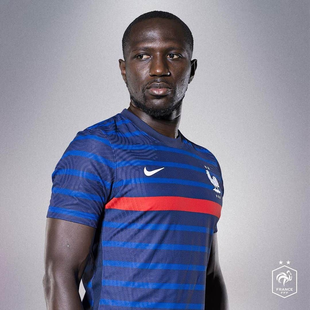 ムサ・シソコさんのインスタグラム写真 - (ムサ・シソコInstagram)「Nouveau maillot, nouvelle saison #fiersdetrebleus @equipedefrance @fff 🇫🇷 #ms17」9月4日 2時27分 - moussasissokoofficiel