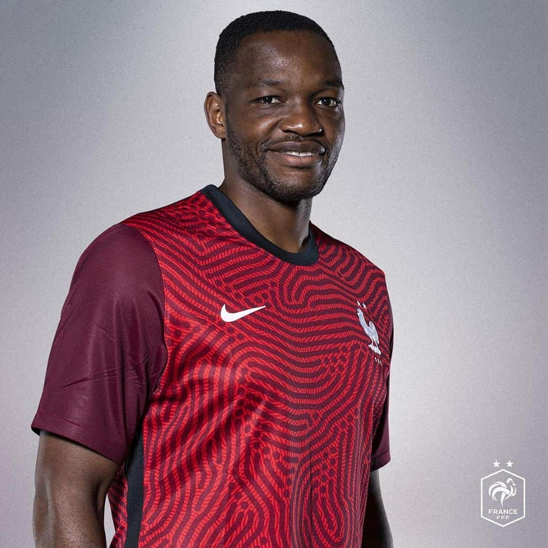 のインスタグラム：「Nouveau maillot, nouvelle saison #fiersdetrebleus @equipedefrance @fff 🇫🇷」