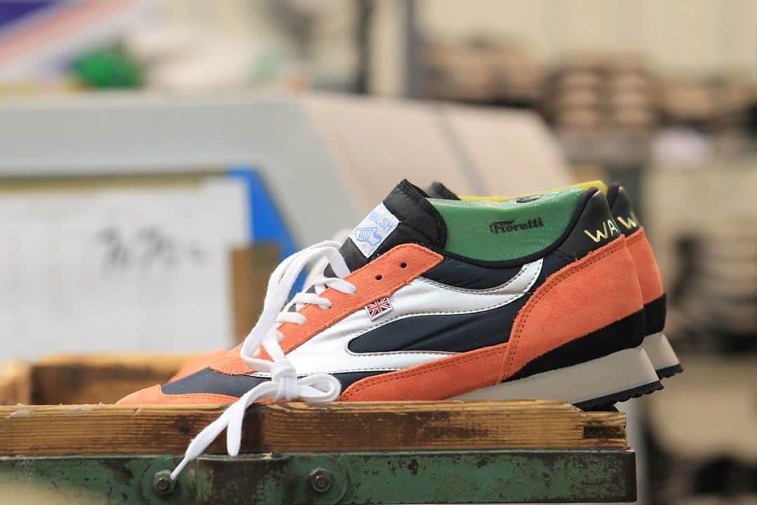 ウォルシュのインスタグラム：「The Ensign Classic Coral 👟 . . . #normanwalshuk #normanwalsh #britishmanufacturing #madeinbritain #ukmfg #shoes #footwear #sneakers」