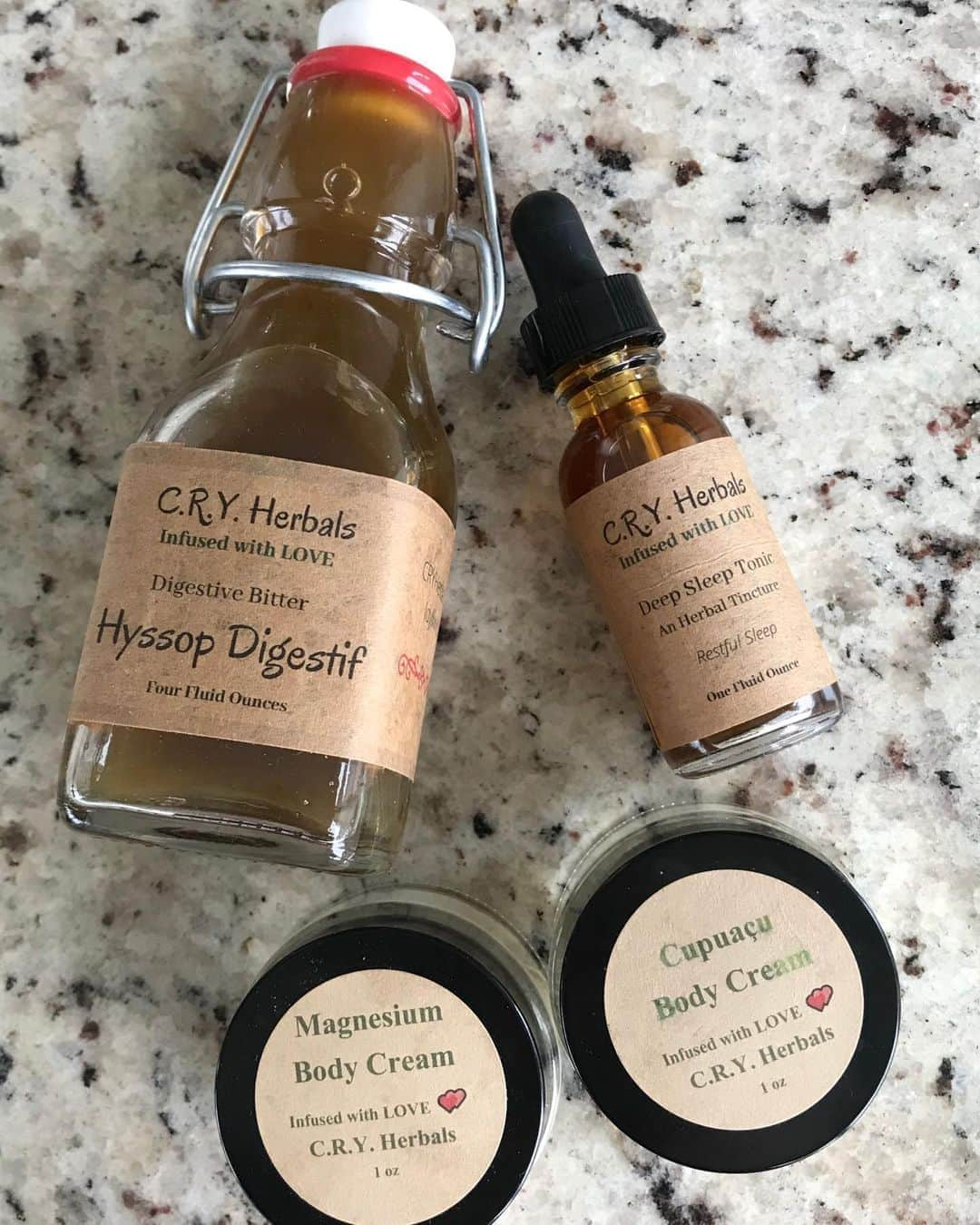 シャロン・ローレンスさんのインスタグラム写真 - (シャロン・ローレンスInstagram)「Some of my favorite #plant products for health and happiness from @c.r.y._herbals 🌿🌱💚」9月4日 2時31分 - sharonelawrence