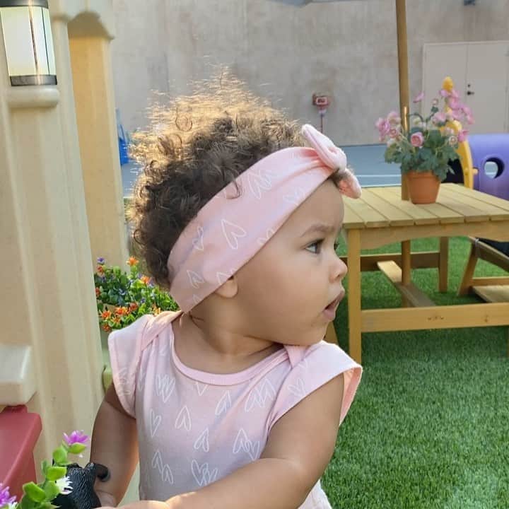 のインスタグラム：「She’s growing so fast.  Talking now which is so cute. #evie #grandbaby #soinlove #cutie」