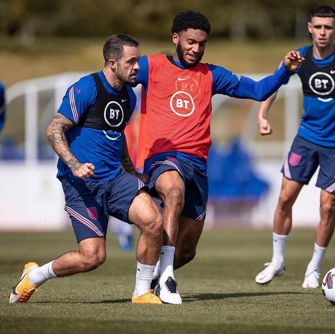 ジョー・ゴメスのインスタグラム：「Nice to be back with @england & battling with @ingstagram10 ❤️」