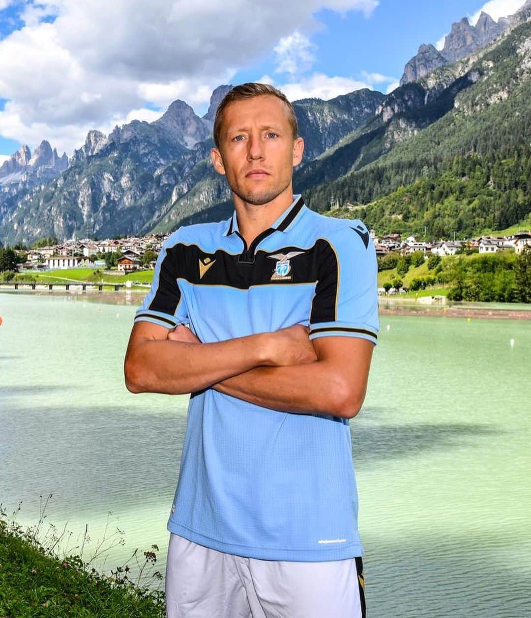 ルーカス・レイヴァのインスタグラム：「Our Champions League shirt #lazio #championsleague」