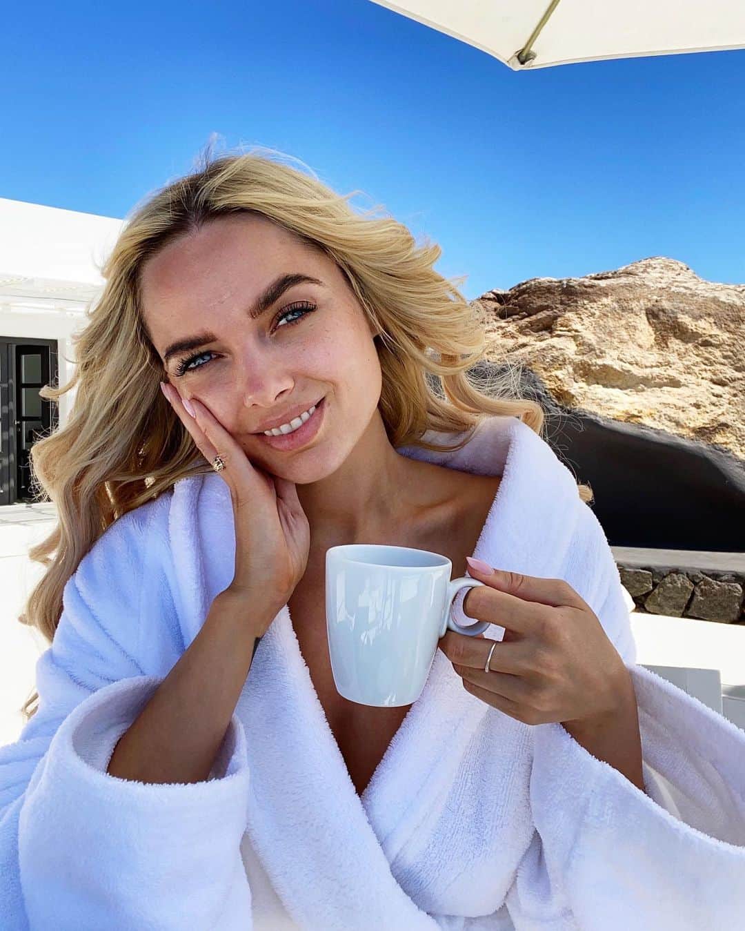 のインスタグラム：「Refusing to believe that the summer is over 😭. Also, I get lash extensions & brows as dark as possible before every vacation and 10/10 highly recommend. ⠀ ⠀ #santorini #mypaleskinblog #travel #travelblogger #asseenonme #greece #style #ootd #visitgreece #nomakeupselfie」