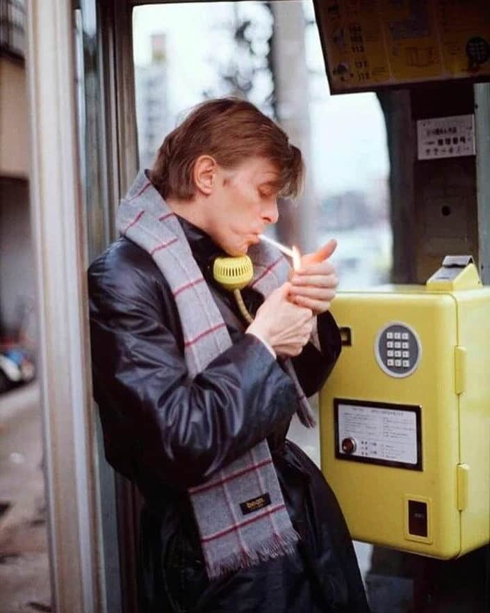 大森美希さんのインスタグラム写真 - (大森美希Instagram)「David Bowie in Kyoto, 1980, by Masayoshi Sukita  デヴィッド・ボウイ in 京都 (1980年)、撮影 鋤田正義  公衆電話ボックスで電話をしながら煙草に火をつける仕草もカッコいい。  #今日のムード #京都 #日本 #デヴィッドボウイ #鋤田正義 #阪急電車 #80年代 #昭和レトロ #モノクロ写真 #ジギースターダスト #ファッションアイコン #スター #京都旅 #mood #photo #davidbowie #kyoto #japan #umeda #hankyurailway #80s #monochrome #trip #masayoshisukita #voyage #japon #ziggystardust #fashionicon」9月4日 2時47分 - mikiomori_