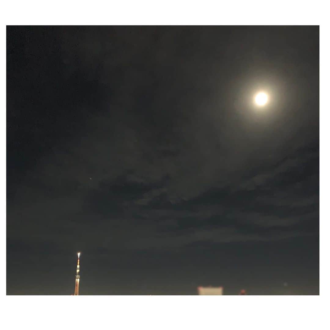 中野公美子さんのインスタグラム写真 - (中野公美子Instagram)「今日は昨日よりお月さまが綺麗に見えた🌕 この雲の出方が綺麗でずっと見てしまう☁️  #月 #moon #スカイツリー #skytree  #雲 #cloudy」9月4日 2時54分 - kumikorion