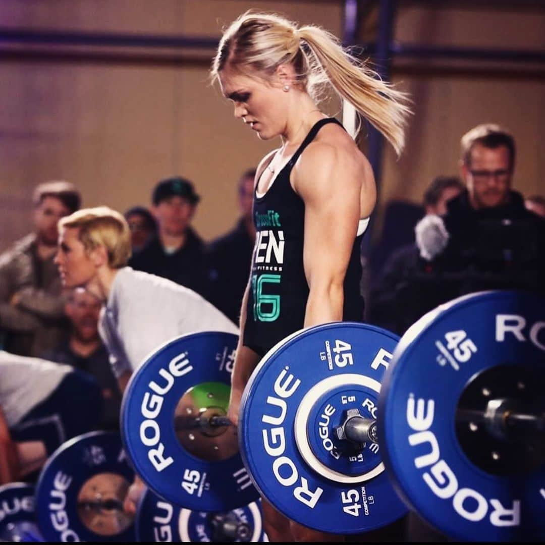 Katrin Tanja Davidsdottirのインスタグラム：「Every day now is a day closer to being READY! 💥❤️🦁 One lift at a time, one interval at a time, one training day at a time. 2 weeks now! // @roguefitness #RYouRogue」