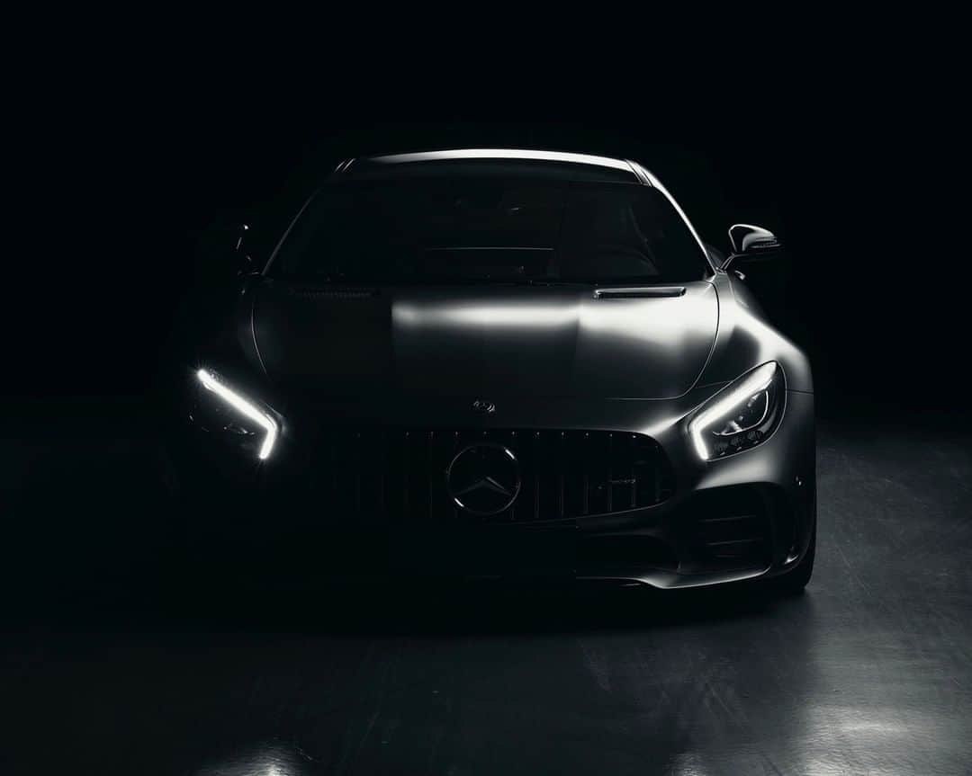 メルセデス・ベンツさんのインスタグラム写真 - (メルセデス・ベンツInstagram)「[Kraftstoffverbrauch kombiniert: 13,1 l/100 km  CO₂-Emissionen kombiniert: 299 g/km  mbe.4/DAT-Leitfaden  Mercedes-AMG GT R Coupé]  Look at those headlamps! The Mercedes AMG GT R Coupé glows like a star in the dark. ✨  📸  @petermosoni  #MercedesAMG #AMG #GTR #AMGGTFAMILY #DrivingPerformance」9月4日 3時00分 - mercedesbenz