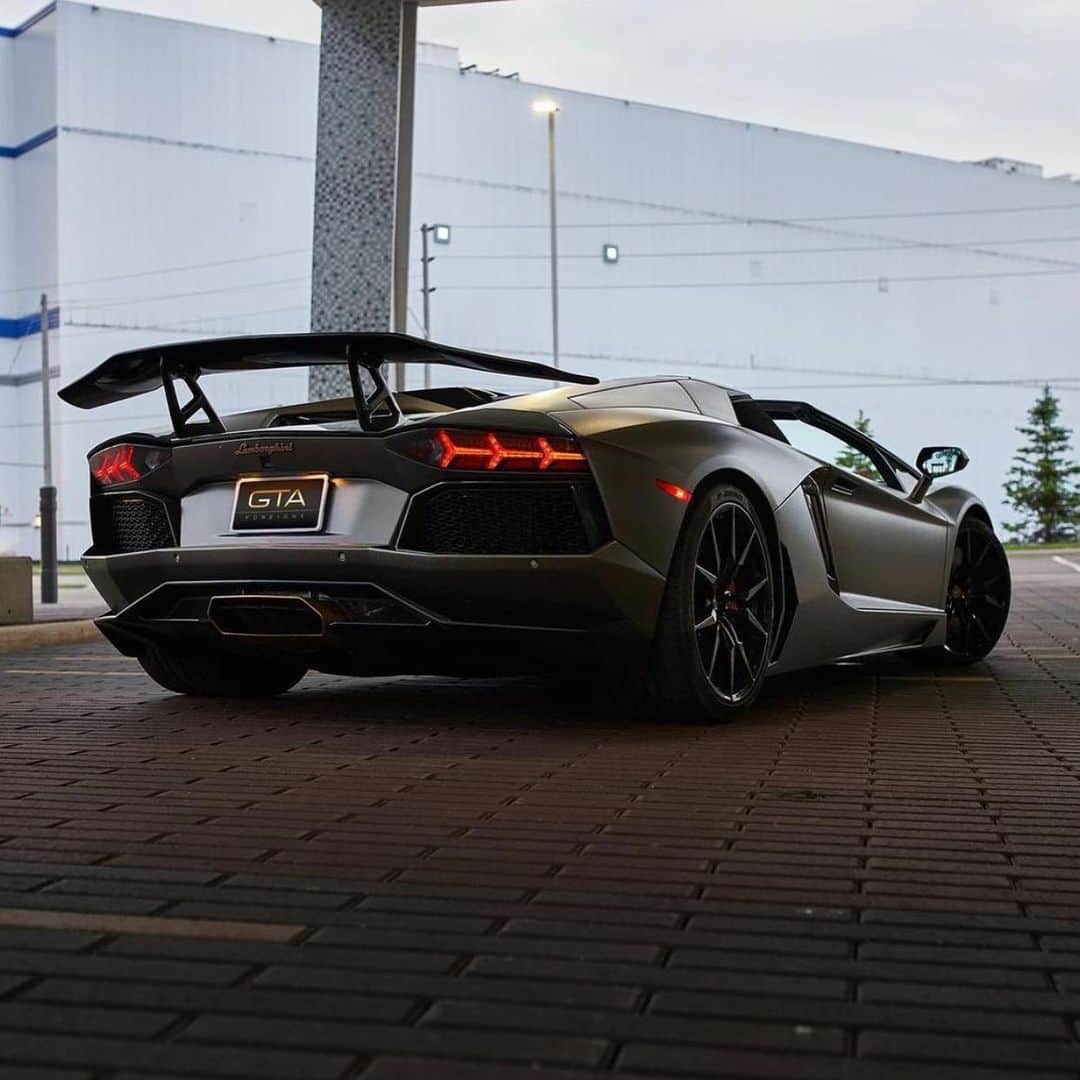 CarsWithoutLimitsさんのインスタグラム写真 - (CarsWithoutLimitsInstagram)「Hit up @gtaforeigns for all your exotic car rental needs! They have the hottest exotic cars in Canada available for rent🇨🇦🔥 #carswithoutlimits」9月4日 3時03分 - carswithoutlimits