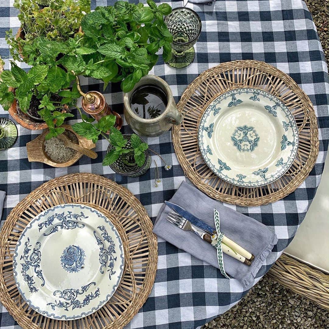 motherdenimさんのインスタグラム写真 - (motherdenimInstagram)「Tune into our stories as Charlotte Reiss, owner of French Homewares brand @vivietmargot invites us into her home in Provence and shares about living a simpler lifestyle in the rural countryside 🇫🇷. From an al fresco tablescape to living a life with no regrets you will be enchanted with life in France 🍽️✨. #sendinggoodvibes」9月4日 3時03分 - motherdenim