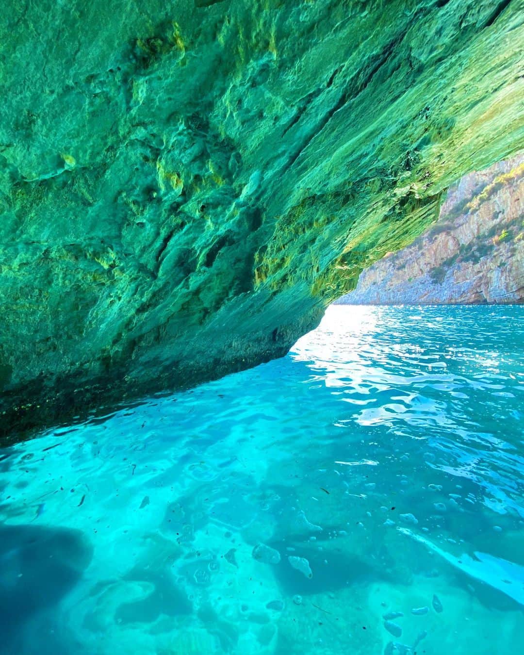 ナターシャ・ポーリーのインスタグラム：「Grotta」