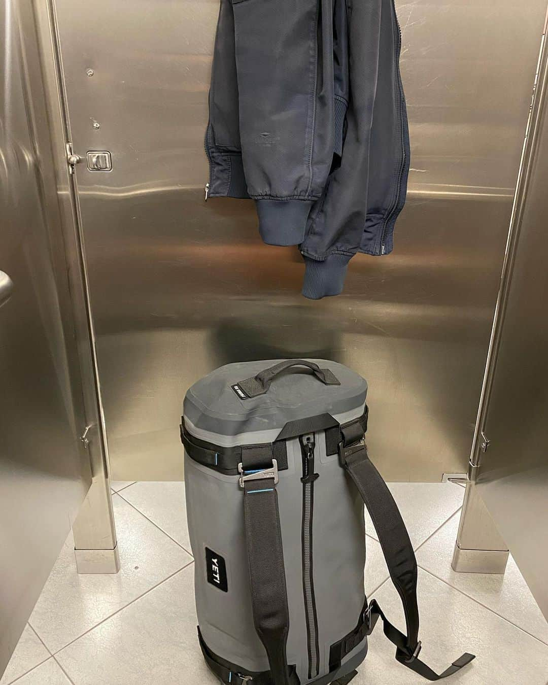 ザッカリー・リーヴァイのインスタグラム：「Another flight, another airport bathroom. Thanks for keepin it clean Boise. Also, @yeti, thanks for making such a dope bag. Perfect for a river rafting trip. 🤘」