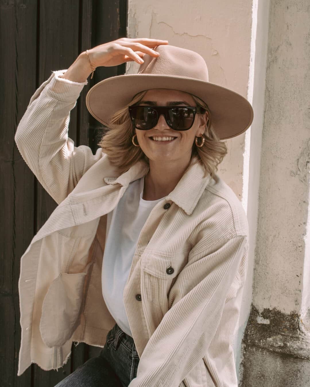 Kapten & Sonさんのインスタグラム写真 - (Kapten & SonInstagram)「'How a hat makes you feel is what a hat is all about.' ✨  @judyaries shining with our sunglasses Moscow Tortoise Dark Brown. 😍 #bekapten #kaptenandson #sunglasses⁠ .⁠ .⁠ .⁠ #style #fashion #fashioninspiration #inspo #outfit #hat #sunny #summer #autumn #austria」9月4日 3時30分 - kaptenandson