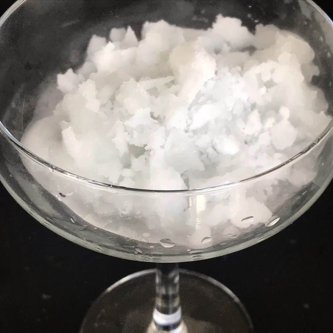 井手大介のインスタグラム：「ドライアイスがあったので試しに作ってみたらこうなりました。 #めっちゃフローズンダイキリ ドライアイスでシェイクしたらシュワッと微炭酸になった。」