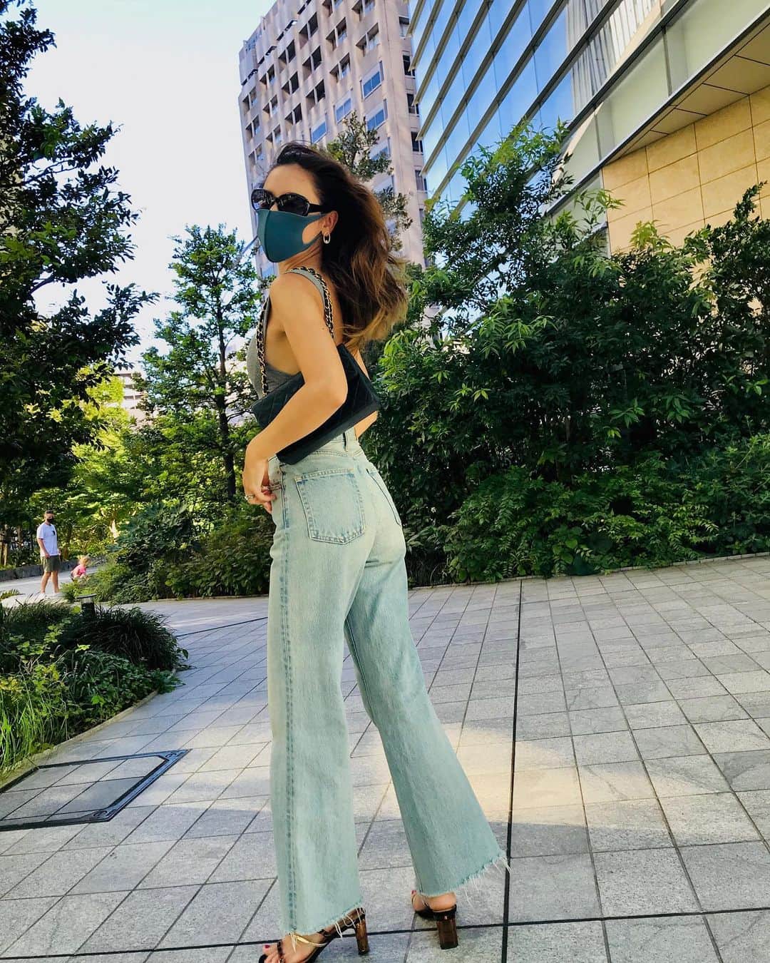 太田エイミーのインスタグラム：「First week of September already gone. Anyone else feel that the passing of time this year feels strange? Fast but slow?  . Just noticed hubs and mini in the background 😆 thanks mom for snapping this」
