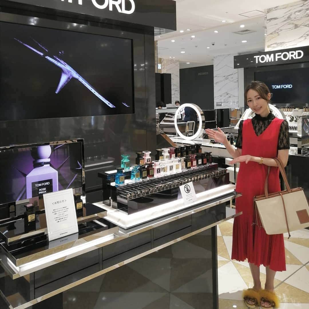 のインスタグラム：「松坂屋本館1階の TOM FORD BEAUTY (@tomfordbeauty )にて、フレグランス&アイシャドウのお試しをしてきました🌿🌿  TOM FORDのフレグランスといえば大人の魅力を引き出す香りとして人気🙌 ユニセックスな香りは男性にも人気だそうで、カップルでシェアして使うのも👍️ 1番人気は写真の“ネロリ・ポルトフィーノ”。 スッキリとした柑橘系で清涼感たっぷりの香りでした。 見た目もシンプルでプレゼントにも良さそう🎁  他にもアイシャドウの限定品をお試しさせて頂きました。 コロナウイルスの影響で、BAさんによるタッチアップは現在休止中なのですが セルフでお試し可能です🙆‍♀️ キラキラのラメがかわいい🍁 残念ながら試した限定品は大人気で完売してしまったそうです😍  ちなみに、テスター用のチップなどもすべて使い捨てで、コロナ対策をしっかりされているのが印象的でした💯  @matsuzakayangy #松坂屋アンバサダー #PR #松坂屋名古屋店  #TOMFORD #TOMFORDbeauty  #フレグランス #香水 #香水瓶  #アイシャドウ #アイメイク #マスクメイク #トムフォードビューティ #コスメ #デパコス」